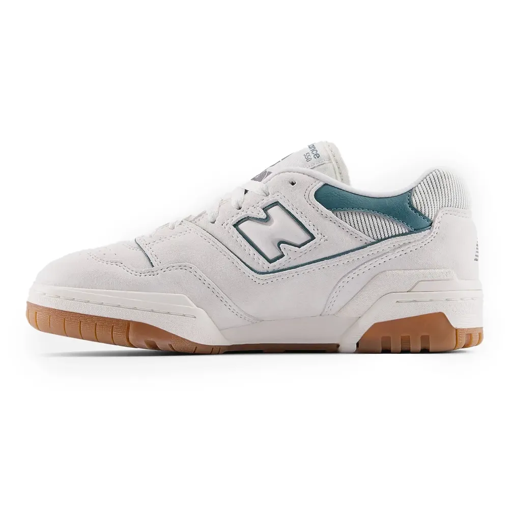 Tênis New Balance 550 vista lateral esquerda mostrando logo e contraste no calcanhar